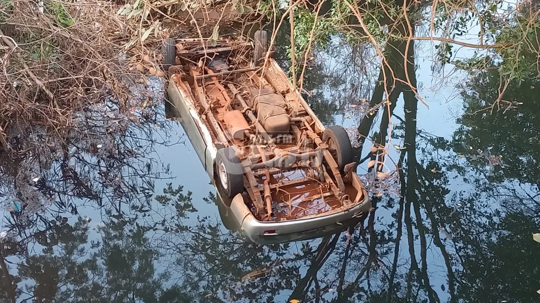 Furgón cae a un arroyo tras aparatoso accidente