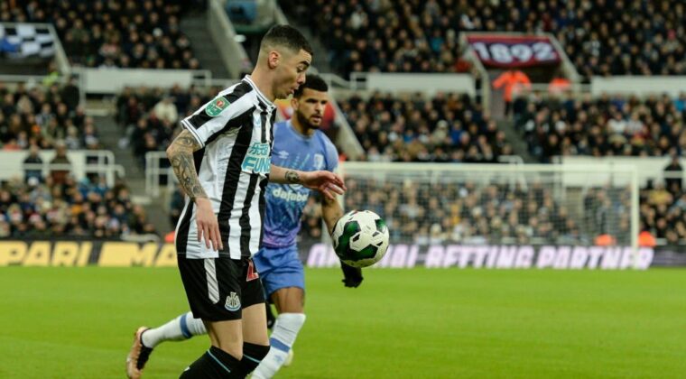 Almirón y el Newcastle avanzan a cuartos en Copa de la Liga