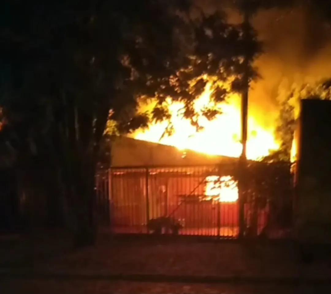 Llamas arrasan vivienda en barrio General Genes de Pedro Juan Caballero