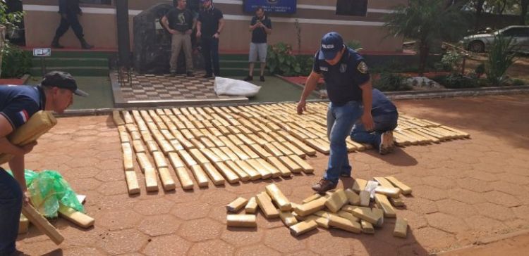 Incautan camioneta que transportaba 700 kilos de marihuana en Pedro Juan