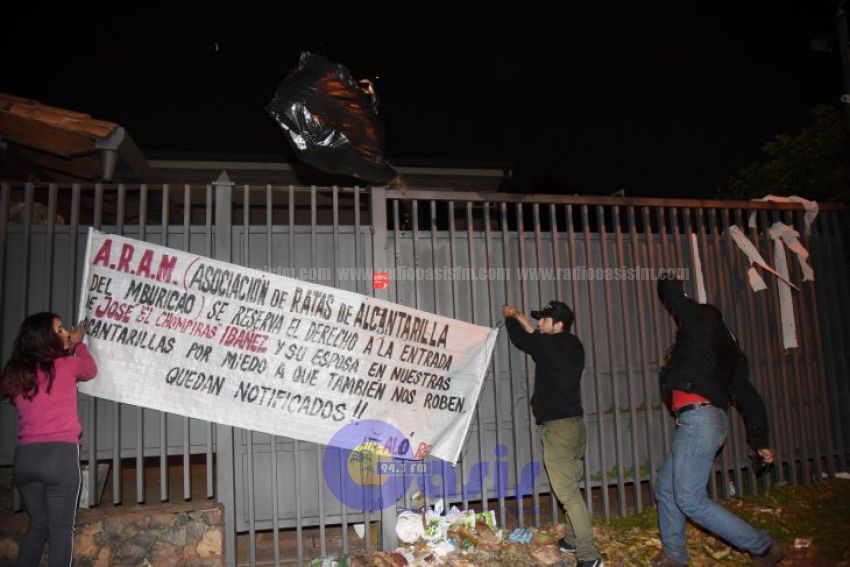 Arrojan huevo y papel higiénico a casa de diputado Hugo Ramírez