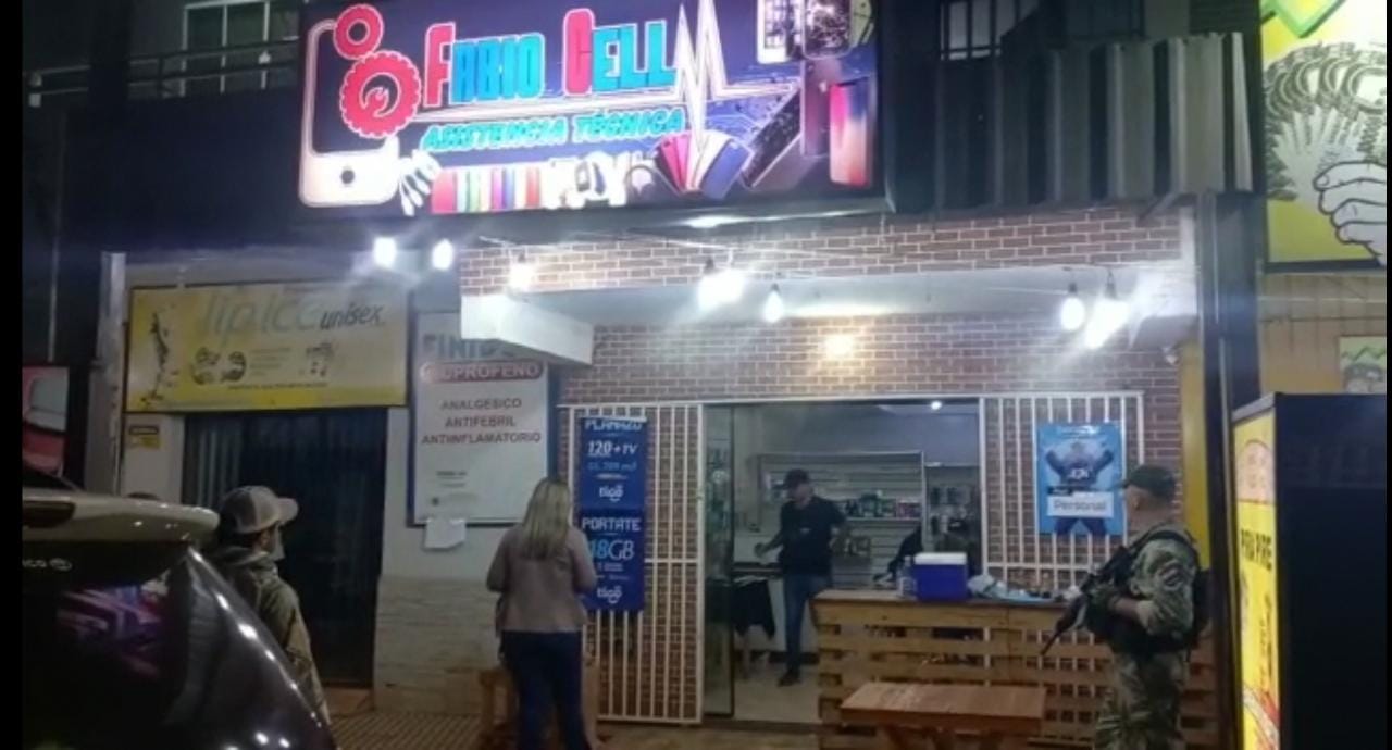 Aprehenden a un hombre con armas, proyectiles, dinero y drogas