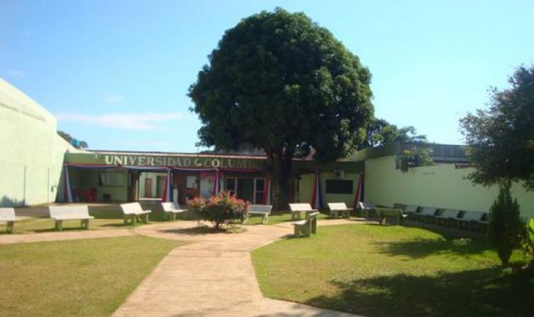 Alumnos de una Universidad recogen basuras y llaman a la concienciación