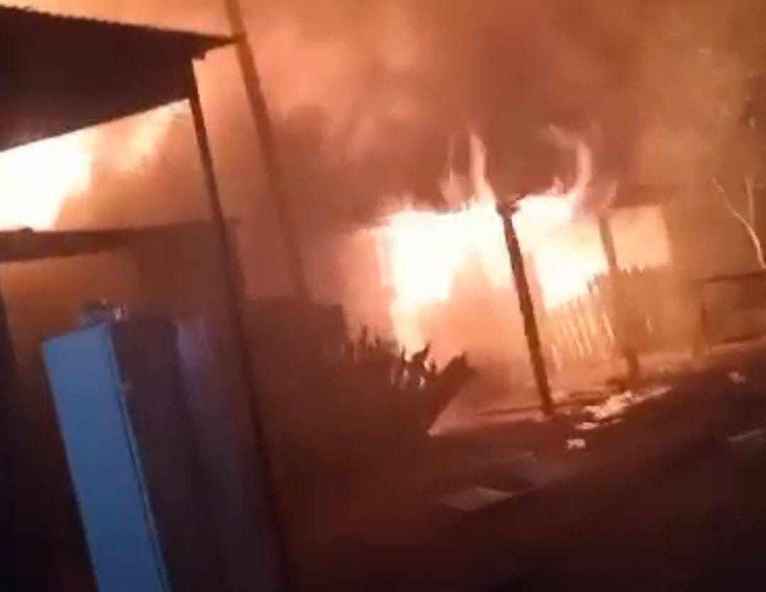 Incendio consume toda una vivienda 