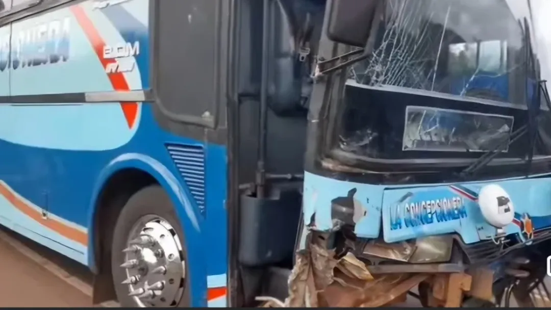 Colectivo colisiona contra automóvil en Yby Yaú y genera gran susto
