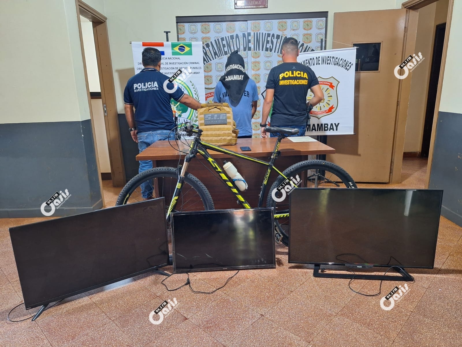 Con televisores, celular y bicicleta en su poder brasileño fue aprehendido por la policía