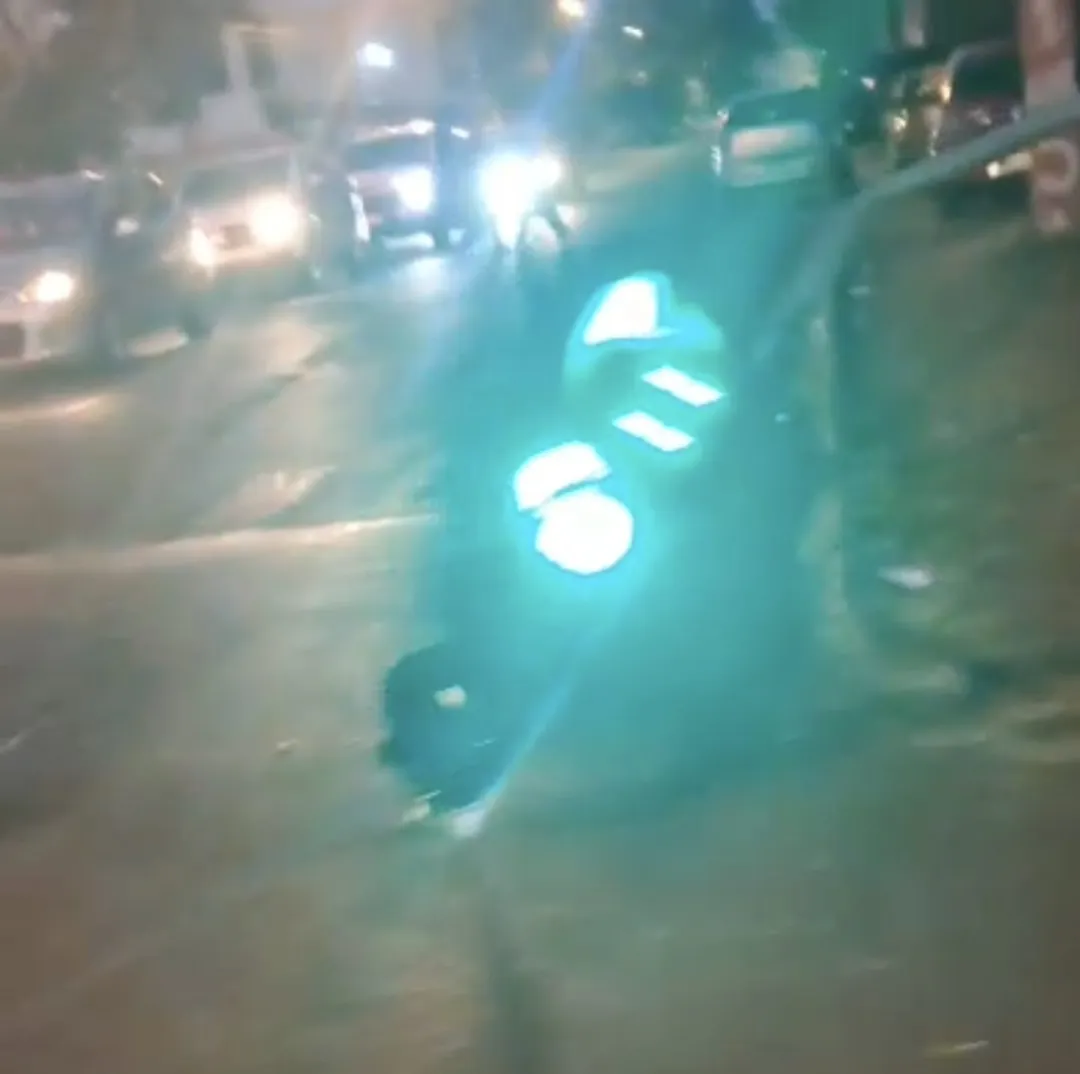 Semáforo cae tras quedar enganchado por un tractocamión en el barrio Guaraní