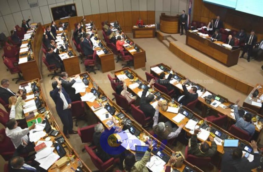 Postergan por ocho días estudio de leyes impositivas a tabaco y alcohol
