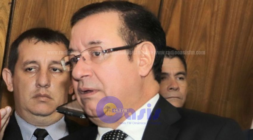 Cuevas trata de "gatos locos" a manifestantes y estos no descartan ir tras él