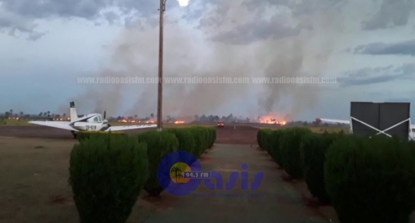 Bomberos combaten incendio de pastisal en el Aeropuerto de Pedro Juan