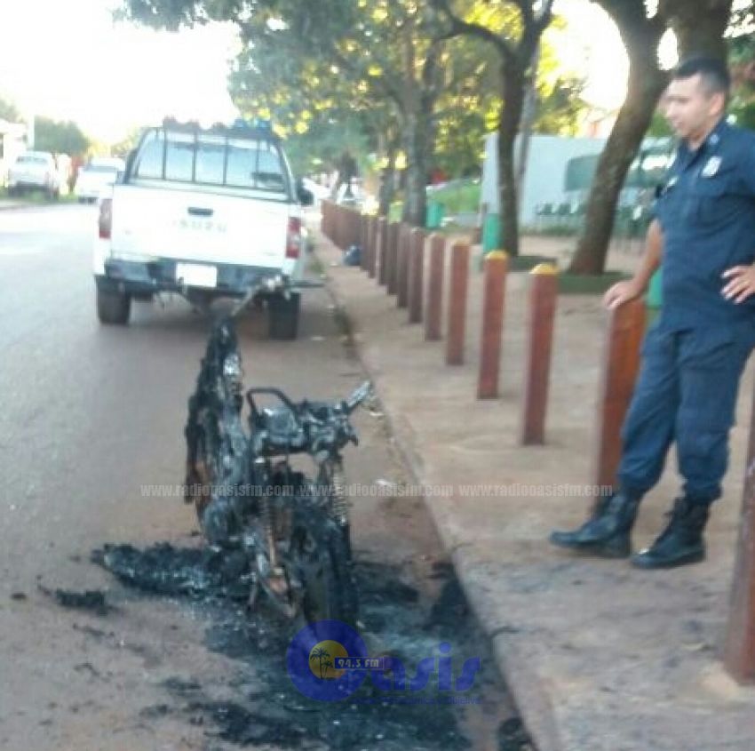 Motocicleta fue hallado incinerado frente a la fiscalia