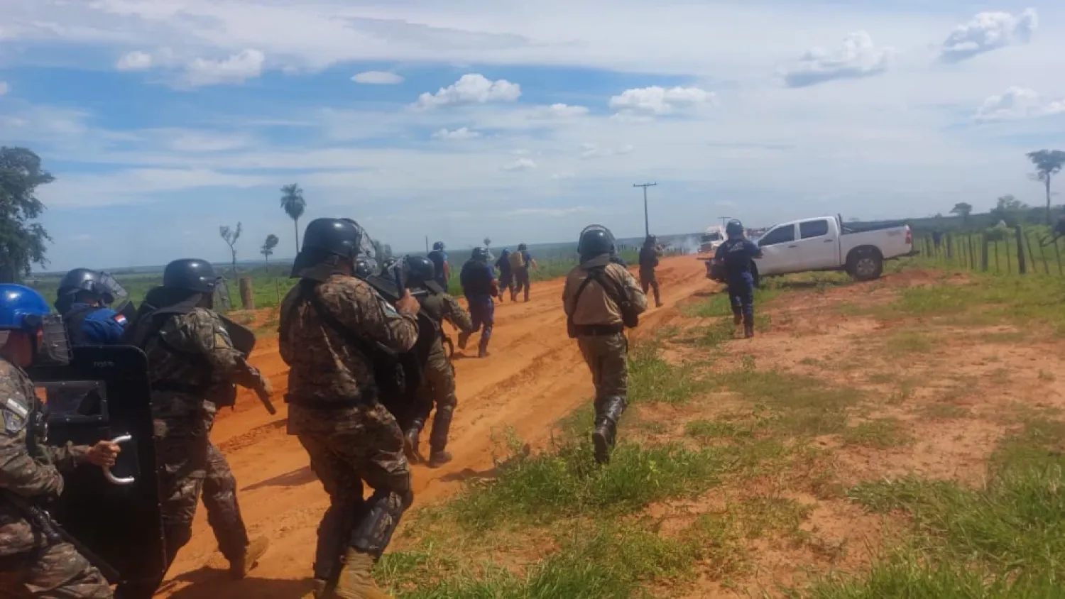 Campesinos atropellan barrera para llegar hasta ex estancia de Cabeza Branca
