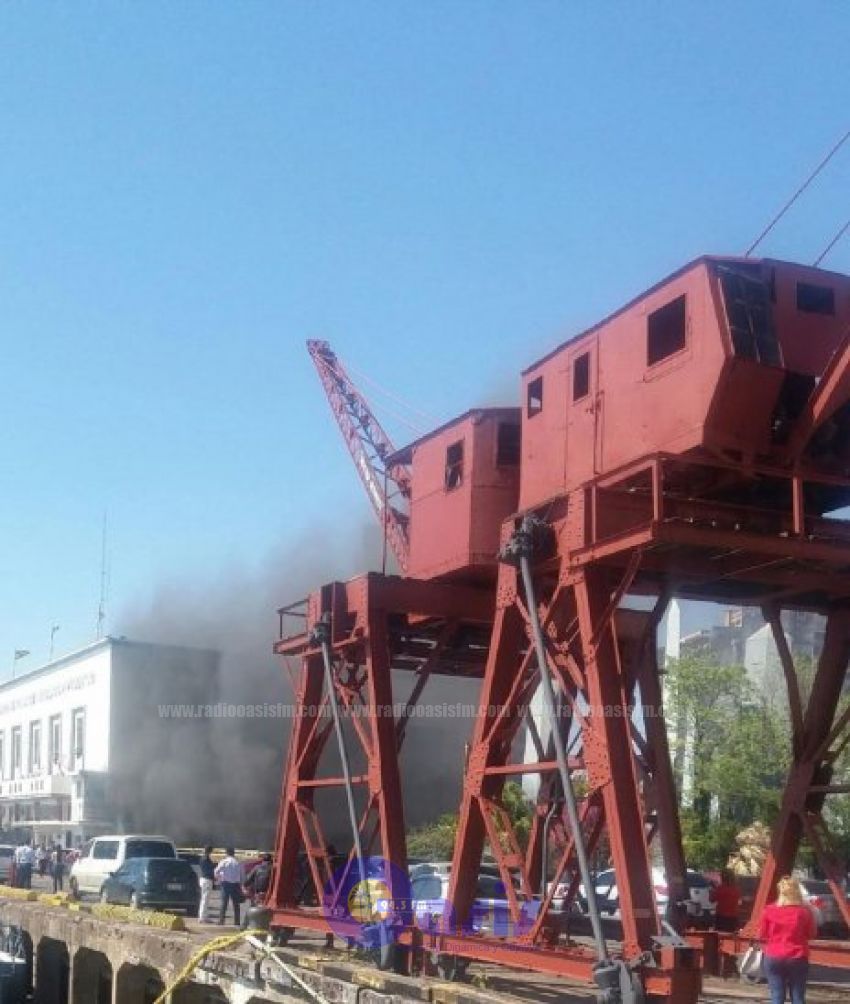 Incendio afecta a un auditorio del Puerto de Asunción