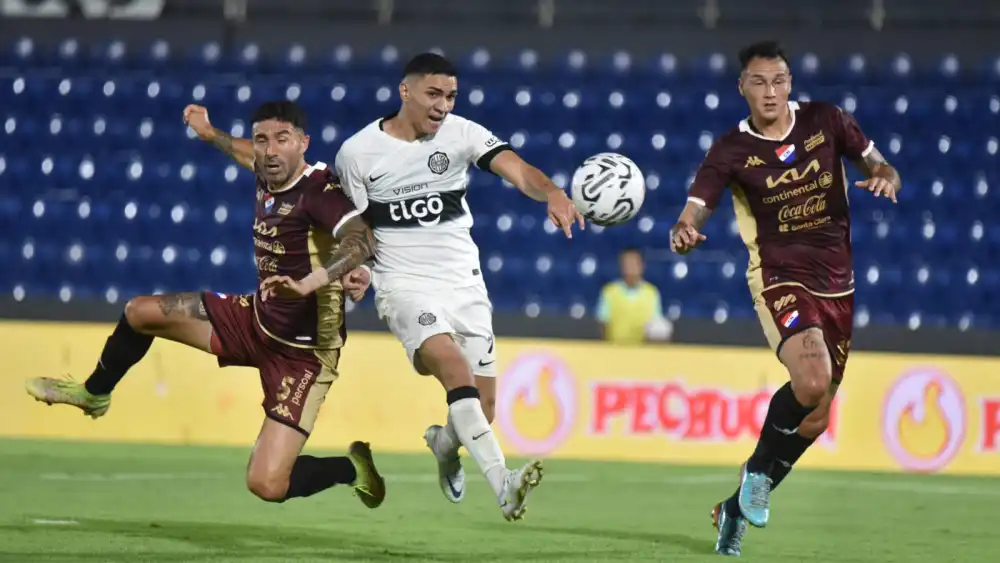 Olimpia y Nacional empatan en un caldeado partido