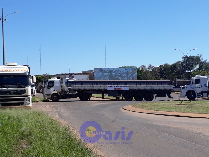 Camioneros cierran la línea internacional frente a la Aduana