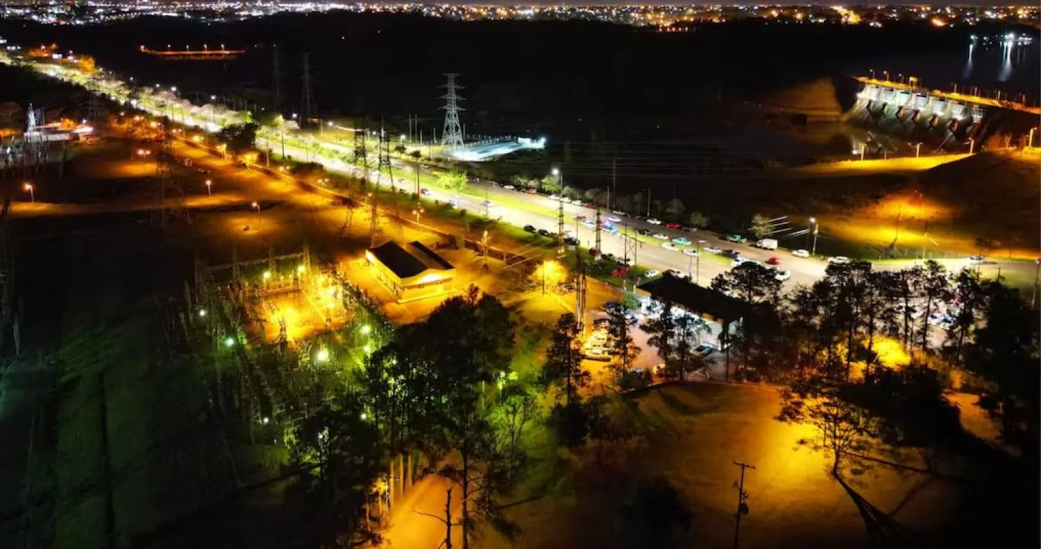 Ande y Gobernación de Alto Paraná inauguran moderno sistema de iluminación LED en la Supercarretera