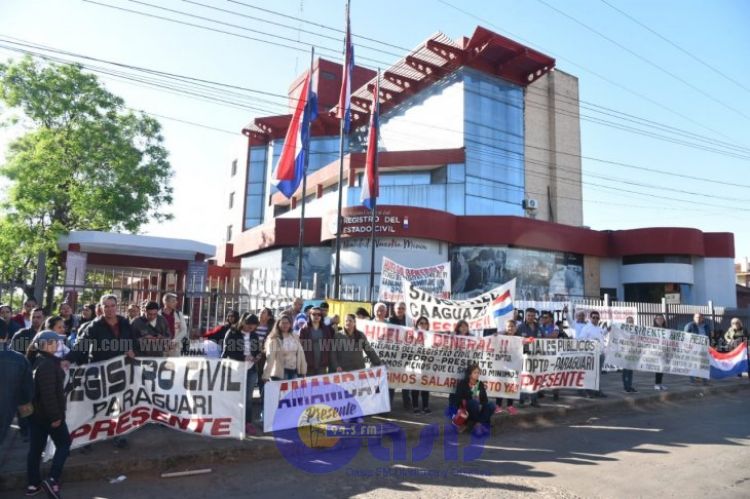 Funcionarios del Registro Civil se movilizan por reajuste salarial