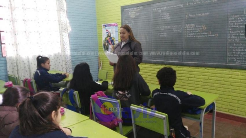 Mamá reemplaza a docente en una escuela