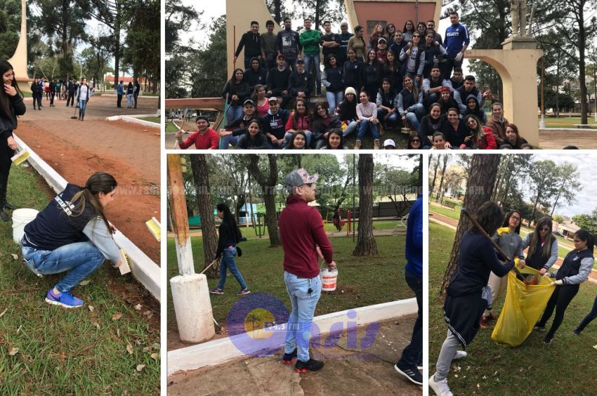 Estudiantes universitarios realizan limpieza de plaza
