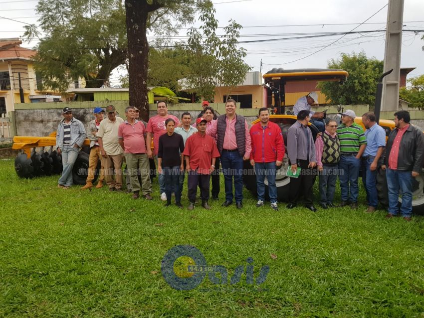 MAG entrega tractor agrícola en Capitán Bado