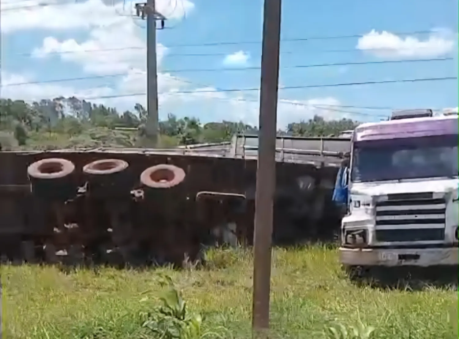 Camión vuelca en la Ruta PY05 tras falla en el sistema de frenos