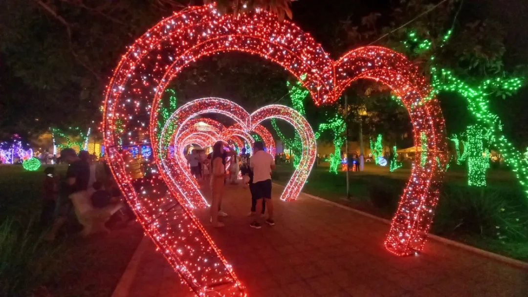 Pedro Juan Caballero y su colorido paseo peatonal navideño