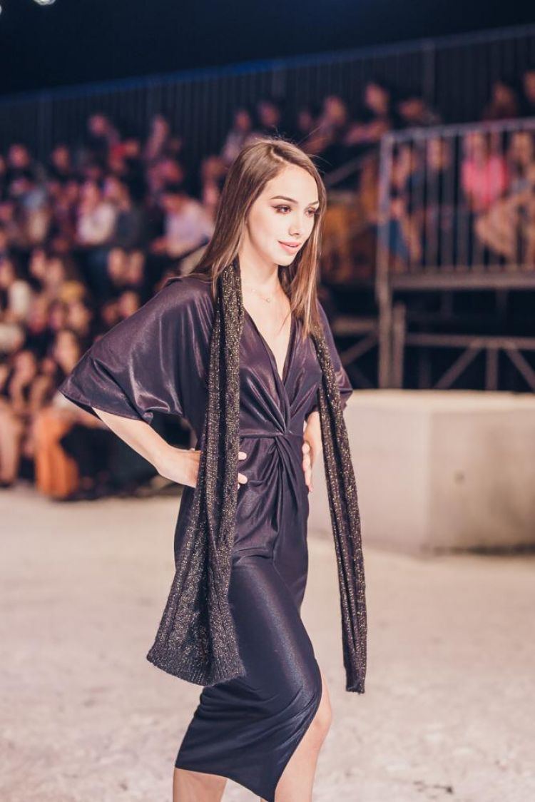 Fabiana  Pires la Reina de las adolescentes participa de grandes eventos de moda