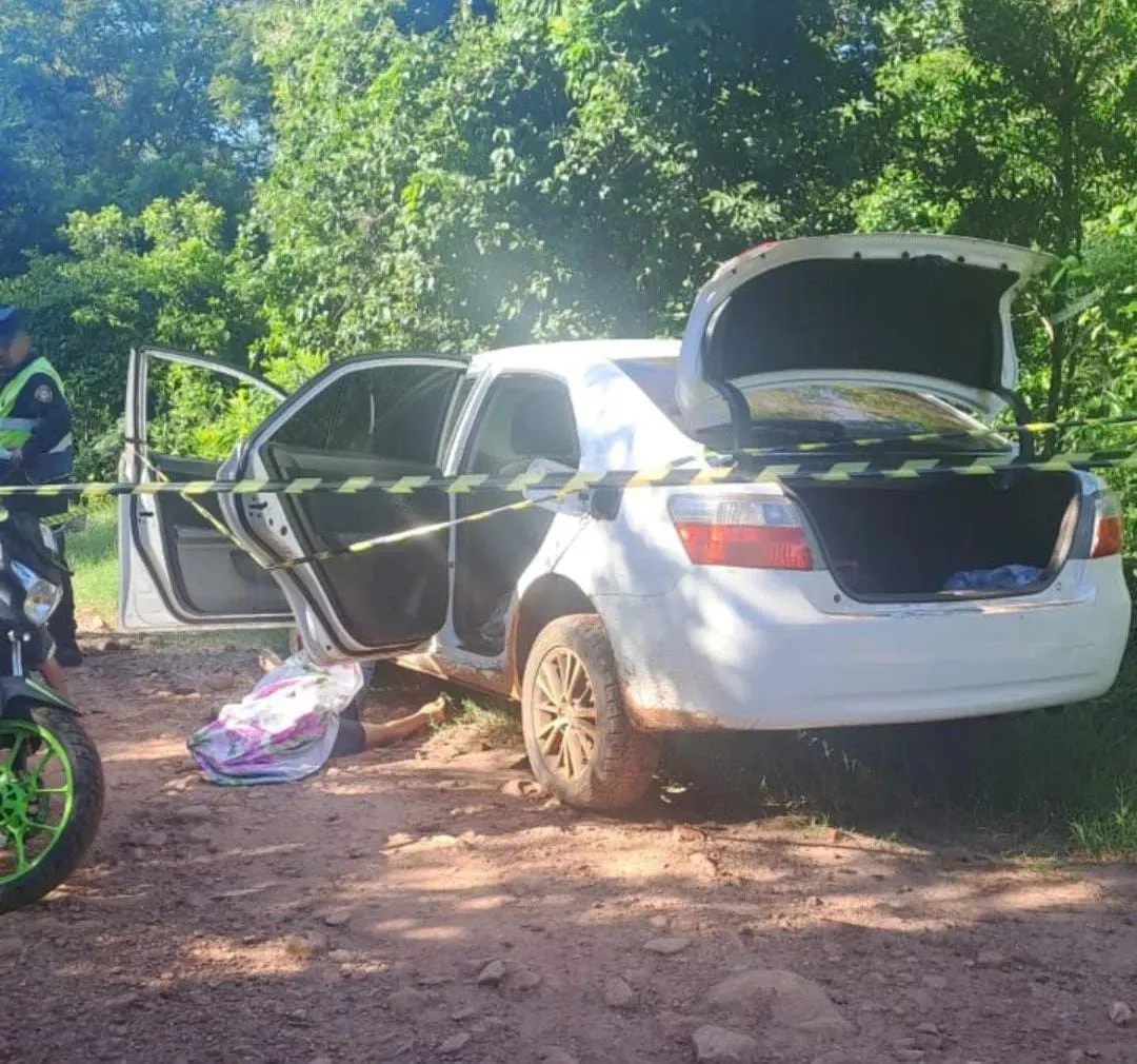 Fue allado sin vida un hombre de 26 años al costado de un vehículo