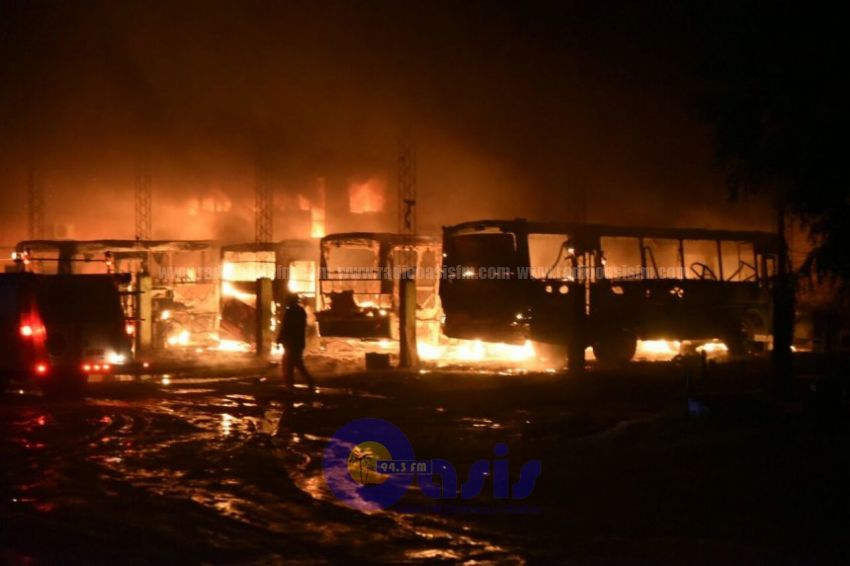 Incendio afecta parada de Línea 56