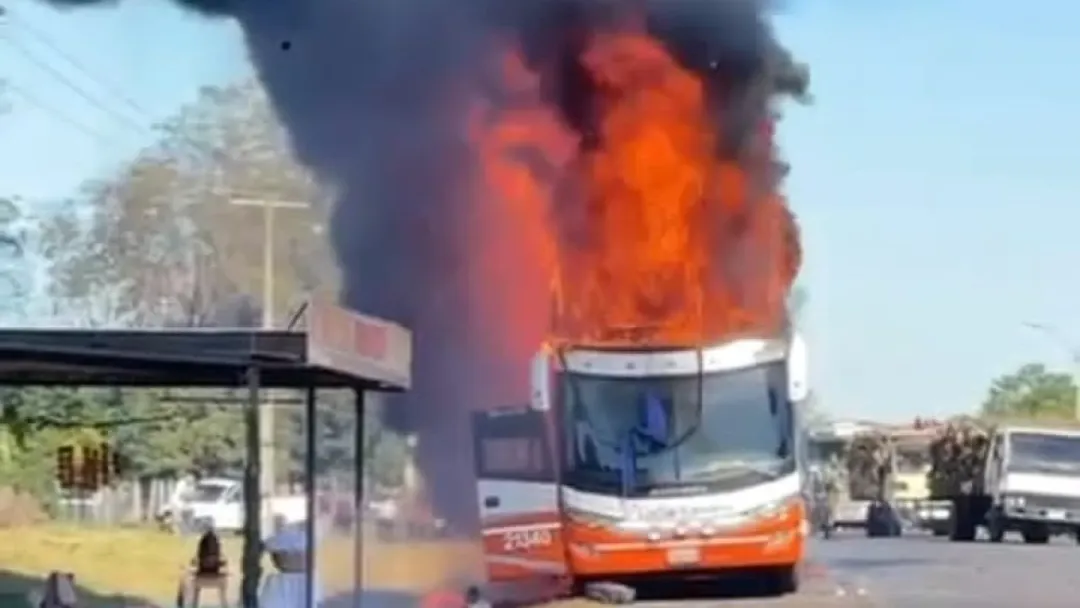 Incendio de bus en Guayaibí obliga a evacuar a pasajeros sin heridos
