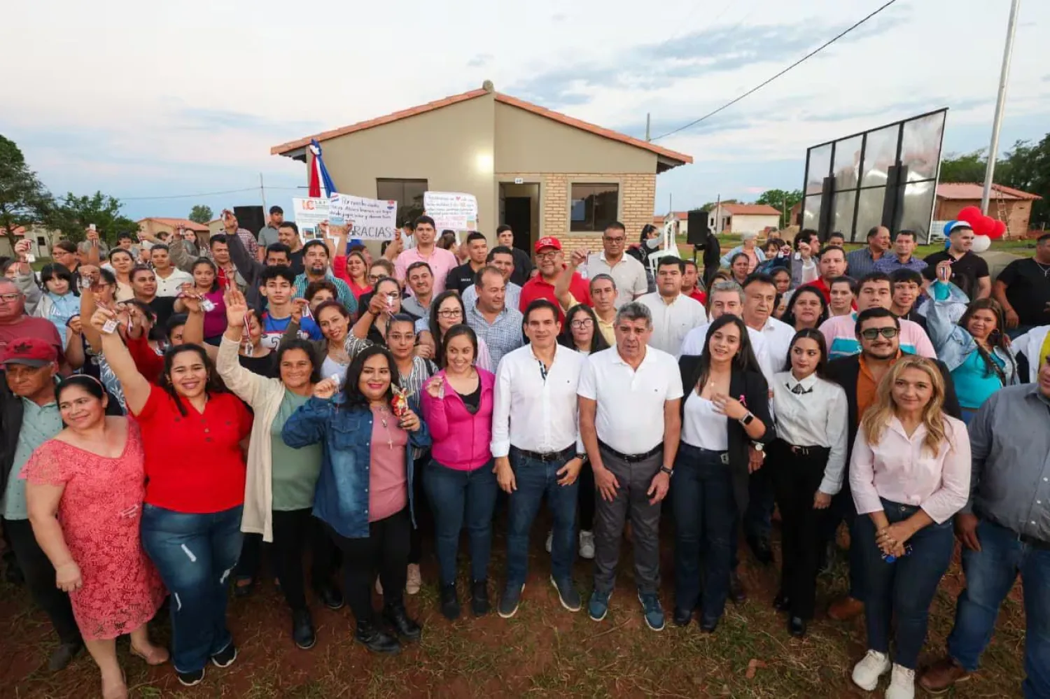 Entrega de 75 hogares transforma la vida de familias en Carapeguá y Ybycuí