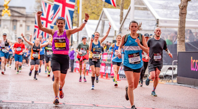 Maratonista trans ofrece devolver su medalla tras superar a 14.000 mujeres en prueba femenina