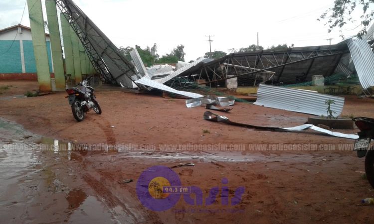 Temporal derriba tinglado de un colegio en Karapaí