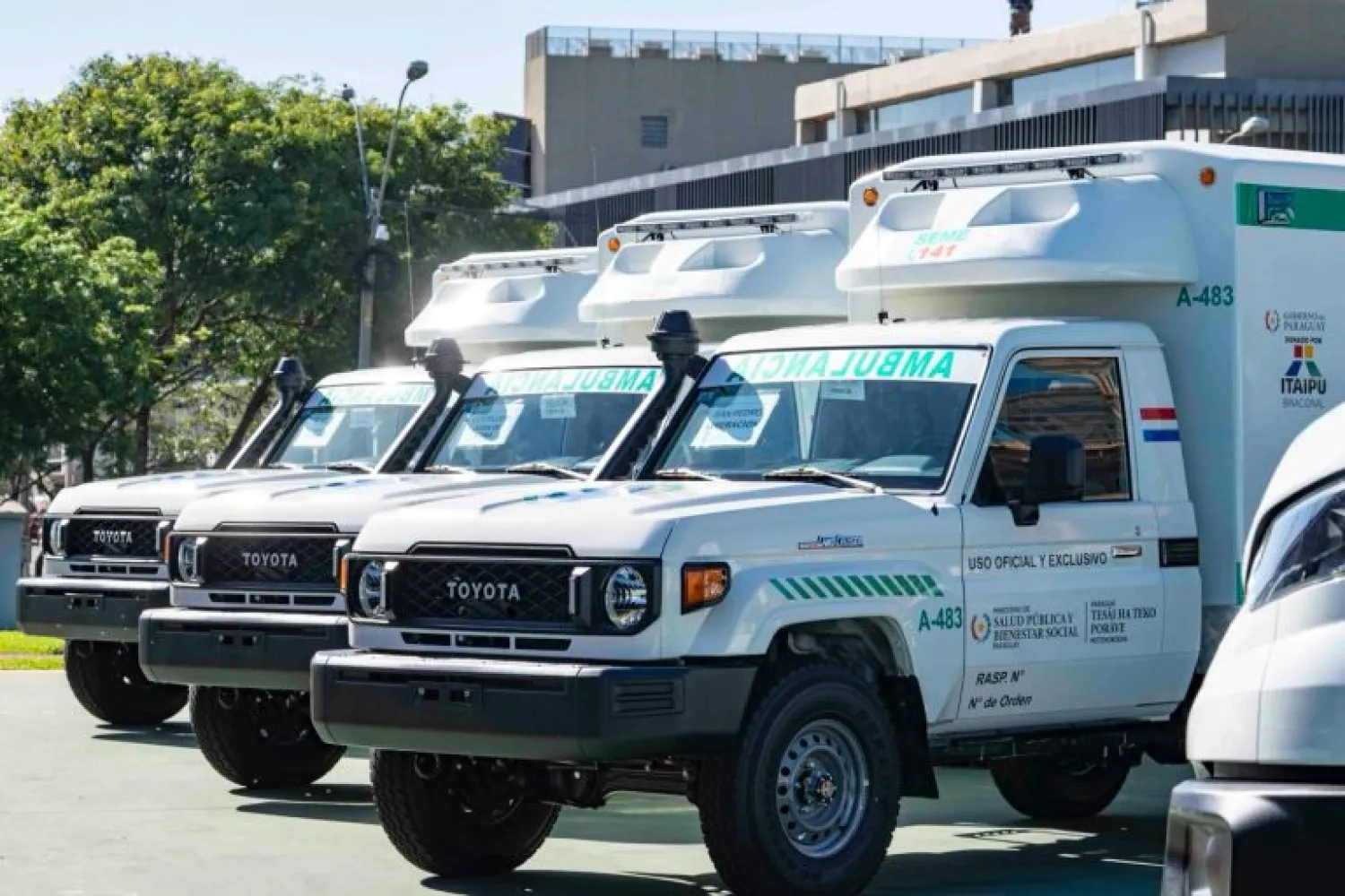 Gobierno entrega 48 nuevas ambulancias al Ministerio de Salud con apoyo de Itaipú