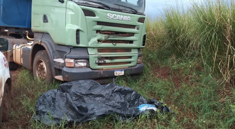Camión de gran porte protagonizó terrible accidente. Arrolló a dos menores que iban en moto, uno falleció