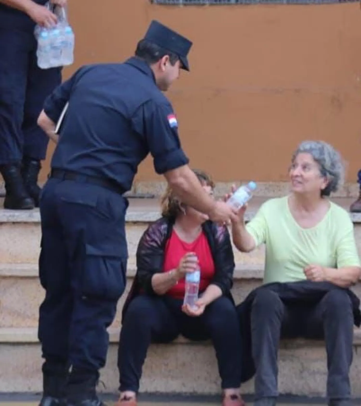 Con gestos de cercanía, la Policía Nacional acompañó la movilización en Asunción