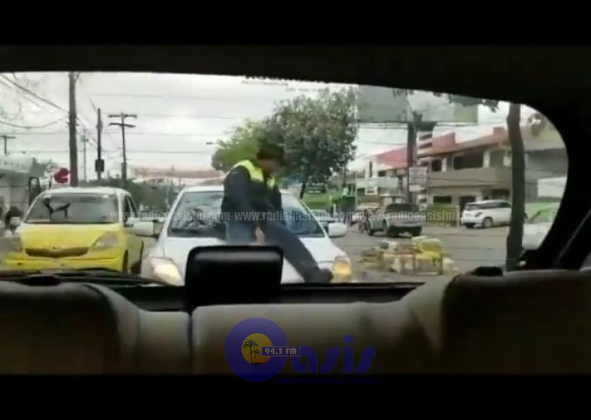 Conductora llevó a policía sobre el capó de su automóvil