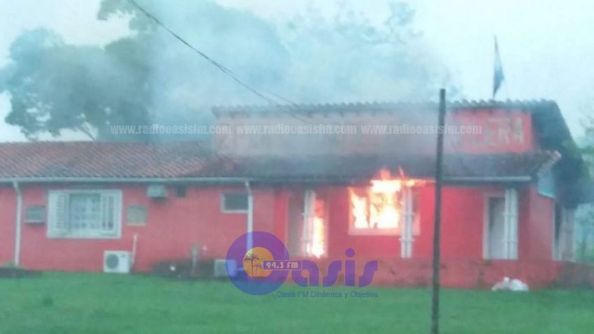 Radio La Voz de Cordillera se incendia tras caída de rayo
