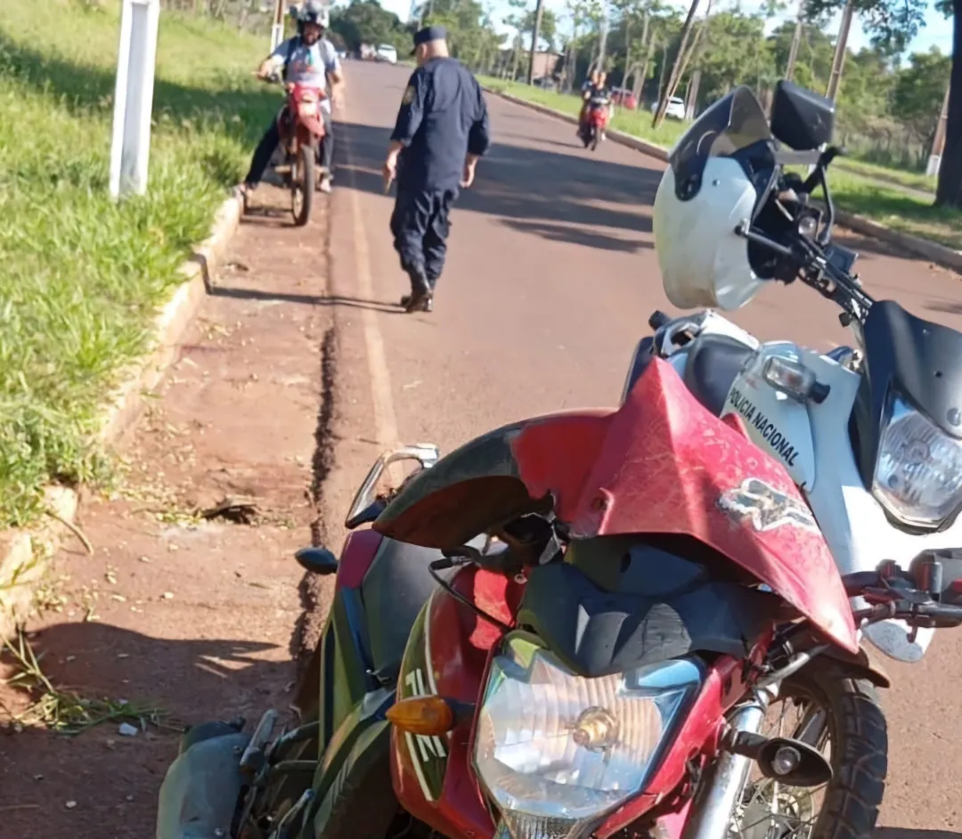 Motociclista fallece tras caer al pavimiento