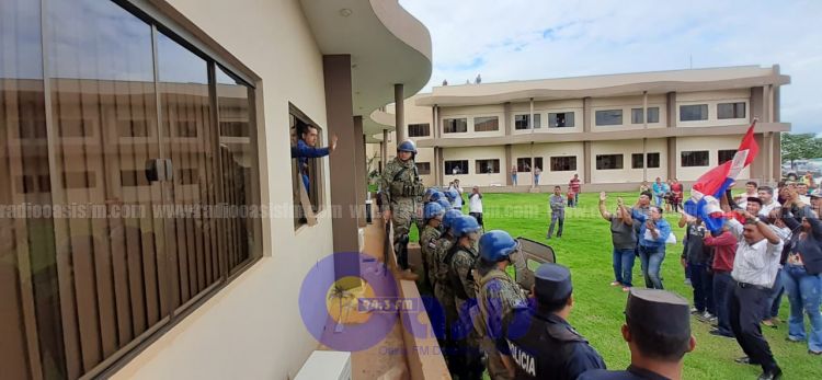 Presidente de la  Junta Municipal de Pedro Juan entró por la fuerza a sesión