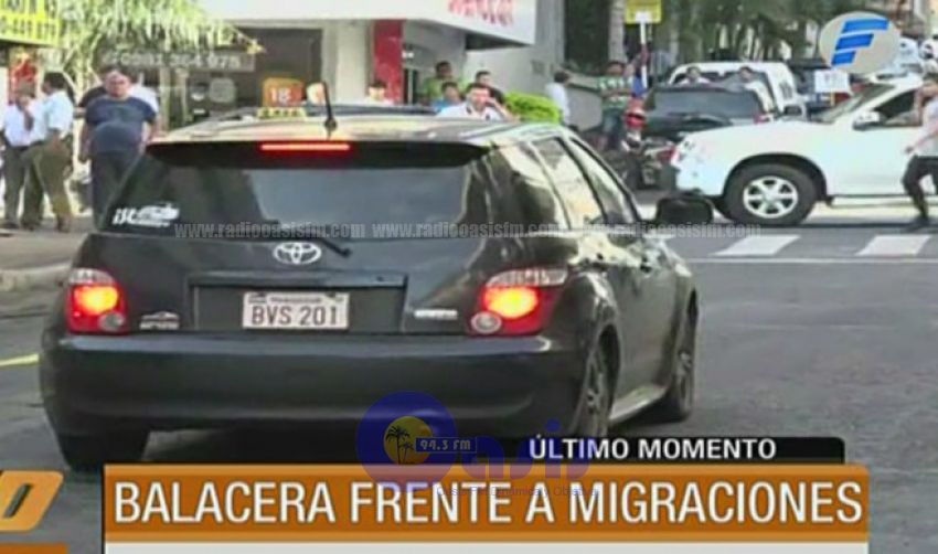 Entre disparos, mujer es retenida en un automóvil en Asunción
