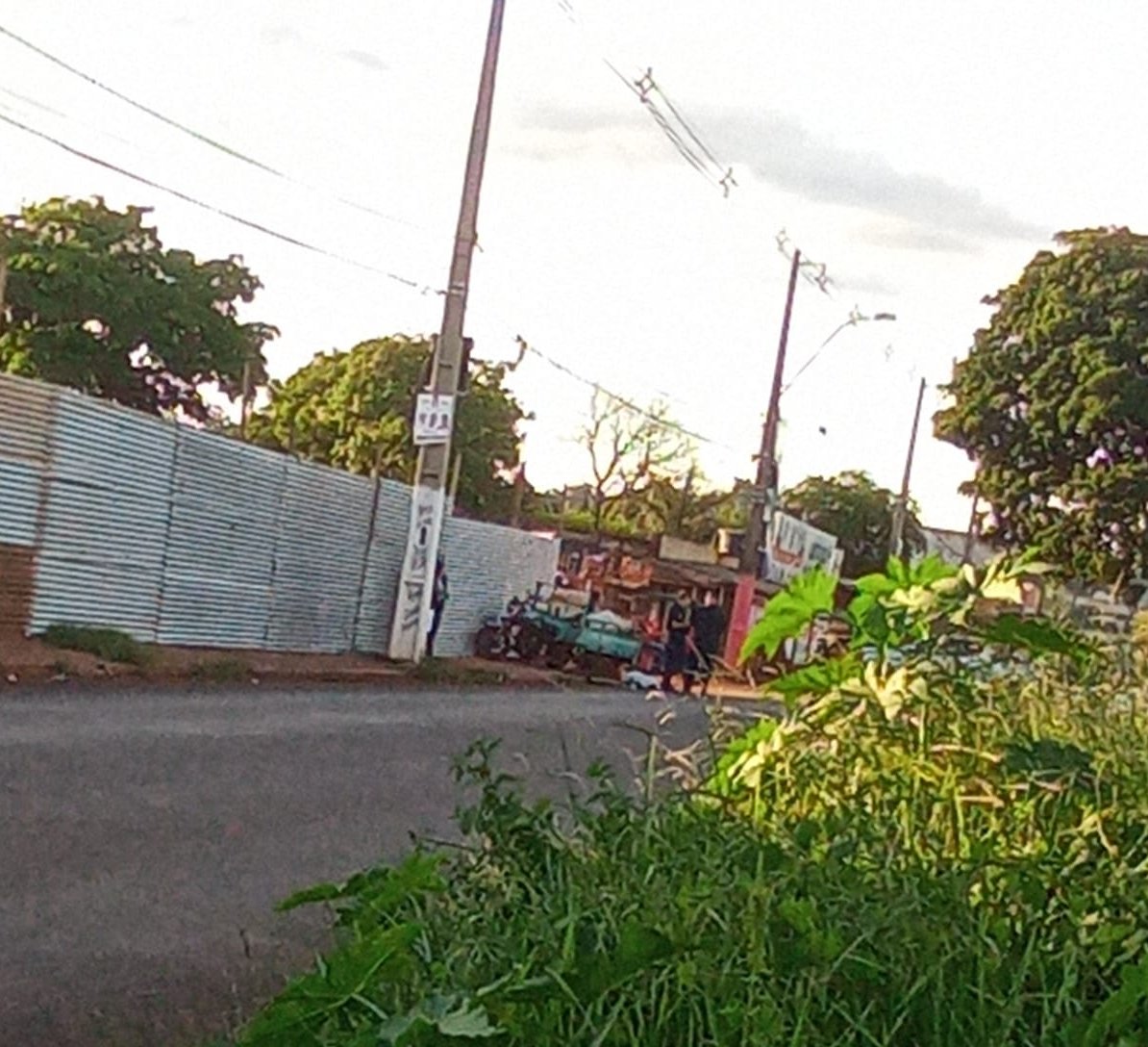 Tras sufrir paro motociclista va a parar contra un predio en construcción