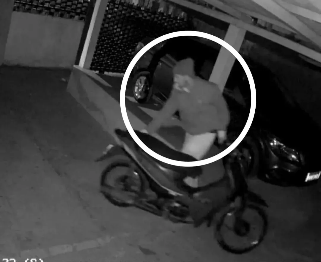 Sin forzar nada: hombre abre portón, entra y se lleva una moto durante la madrugada