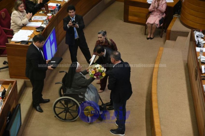 Homenajean a hermana Regina por su labor contra las drogas