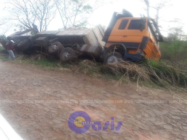 Camión con 32.000 kilos de cal agrícola volcó en zona  Pedro Juan