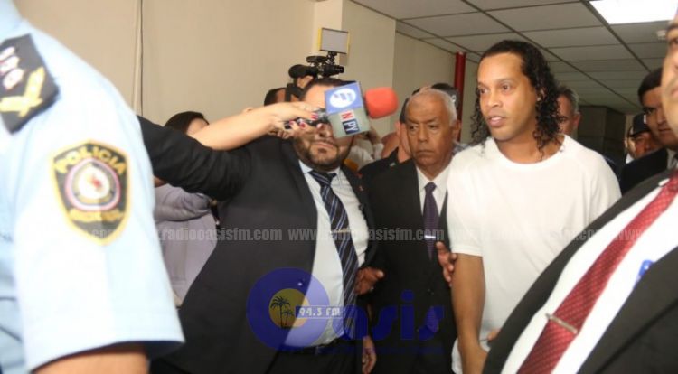 Ronaldinho comparece ante el juez en Tribunales