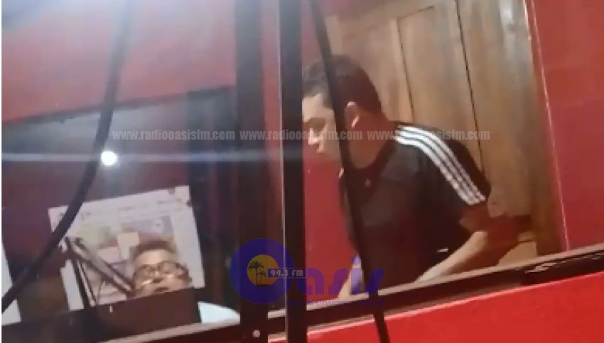 Intendente de Capitán Bado atropelló radio, según periodista