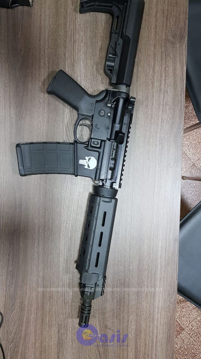 Agentes de la Policía Nacional detienen a un hombre con un fusil en la vía pública
