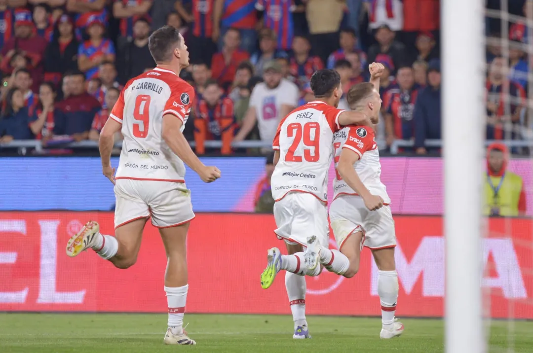 Cerro Porteño pierde sobre la hora y queda obligado a ganar en La Plata