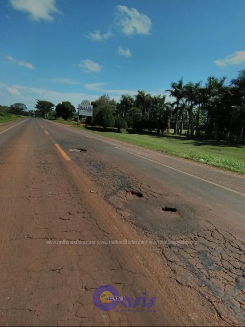 Baches peligrosos adornan ruta en V